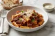 Rigatoni Con Ragú de Res: el plato que convierte un día cualquiera en domingo Plato de rigatoni con ragú