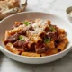 Plato de rigatoni con ragú