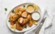 Plato con aderezos y tenders de pollo