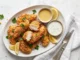 Plato con aderezos y tenders de pollo